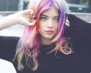 Милая девушка с розово-фиолетовыми волосами