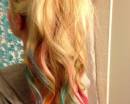 Разноцветные кончики волос в хвосте блондинки