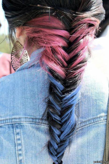 Французская коса с синими и розовыми прядками