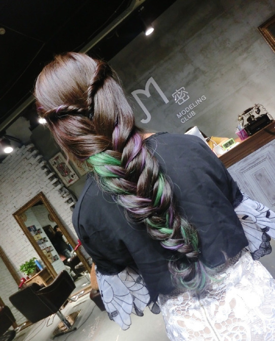 Зелёные и фиолетовые прядки в косе