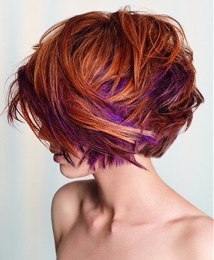 Фиолетовые прядки на рыжих волосах стрижки