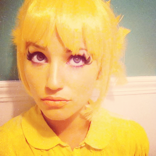 Креативная большеглазая девушка с желтыми волосами