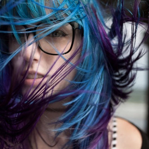 Фиолетово-синие волосы девушки в очках