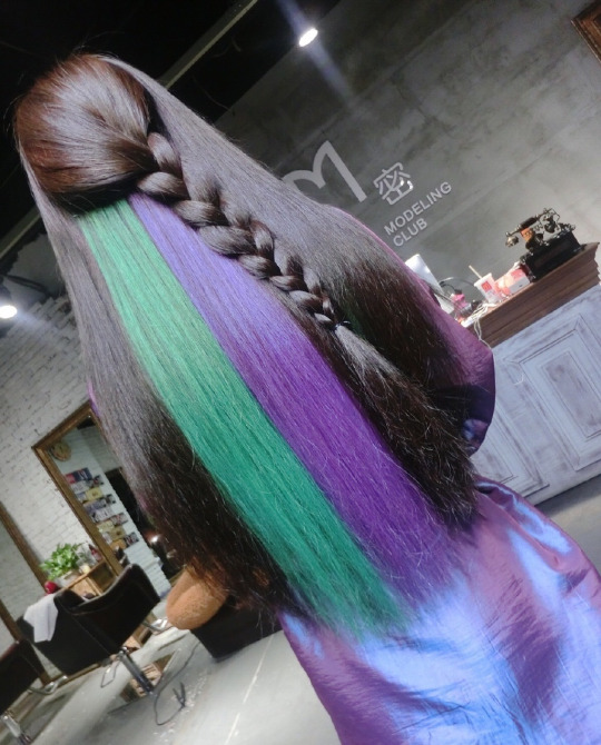 Зеленые и фиолетовые пряди на тёмных волосах
