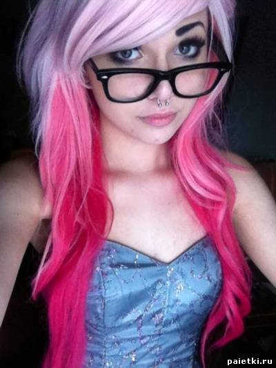 Блондинка в очках с розовыми кончиками волос