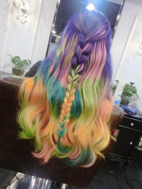 Разноцветные пряди длинных волос