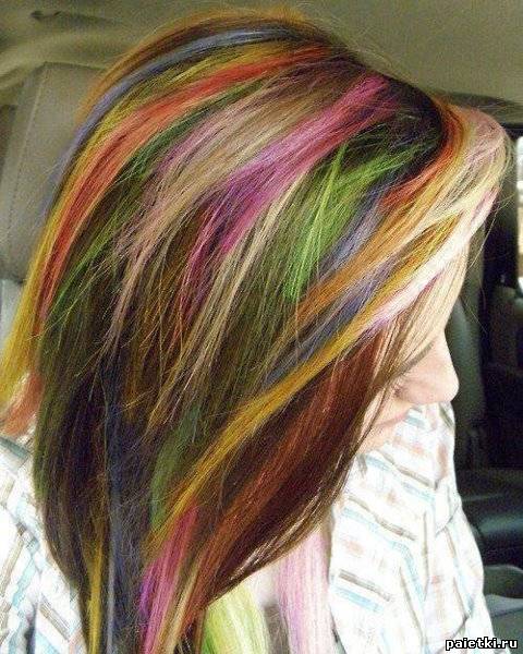 Яркие разноцветные прядки волос девушки
