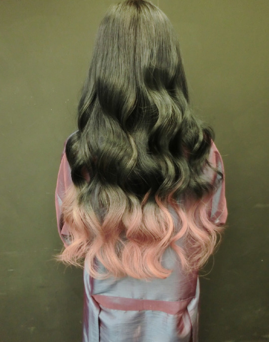 Розовые кончики на волосах брюнетки