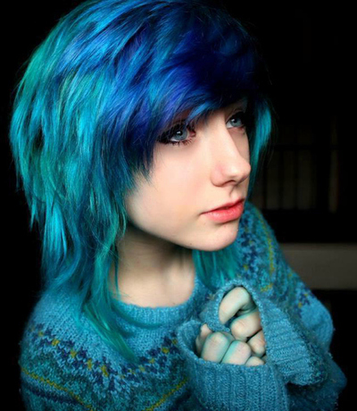 Девушка с сине-голубыми волосами