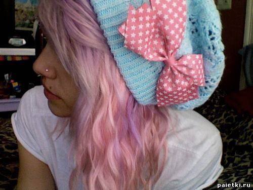 Девушка с розовыми волосами в голубой шапочке