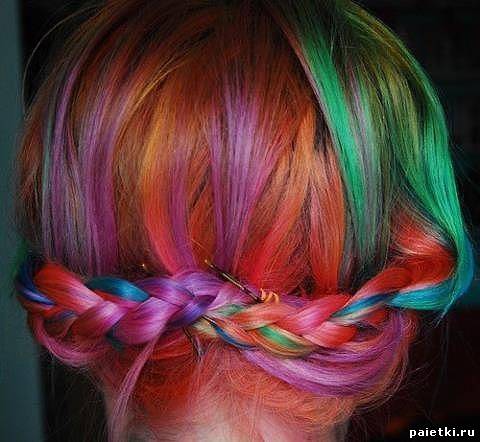Цветные пряди волос в присеске с плетением