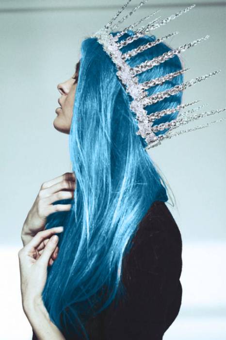 Девушка с голубыми волосами в короне