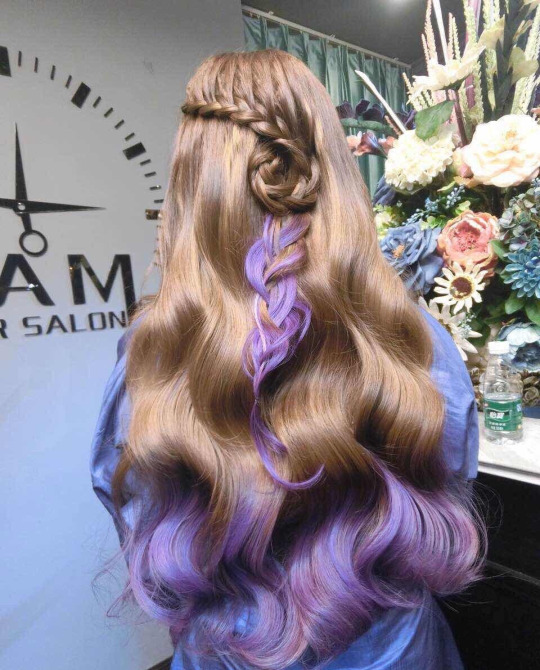 Фиолетовые пряди на русых волосах