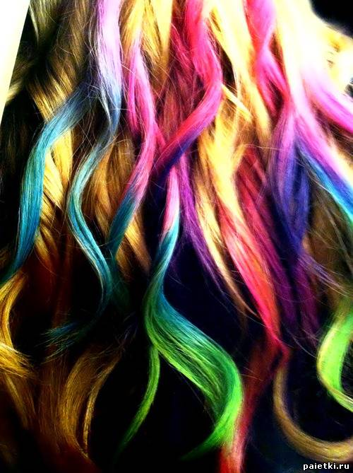 Волнистые разноцветные прядки волос