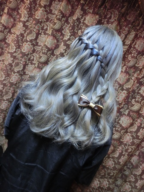 Пепельно-голубые волосы и косичка с лентой
