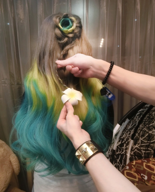 Цветок из волос и цветные пряди