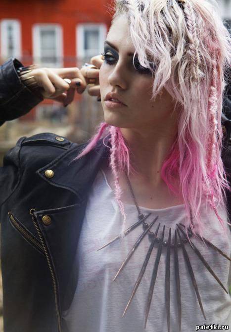 Шарлотта Фри с розовыми кончиками волос