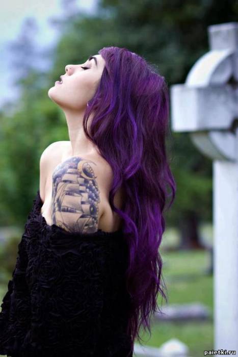 Девушка с фиолетовыми волосами с парусником-тату
