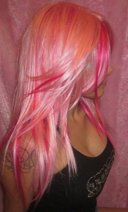 Светло-розовые волосы с темно-розовыми прядками