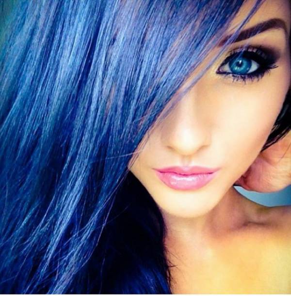 Синеглазая девушка с синими волосами
