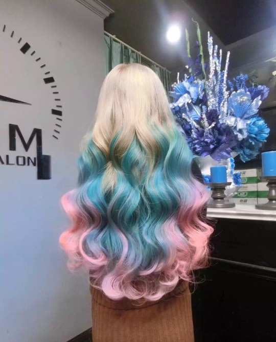 Голубые и розовые пряди длинных волос