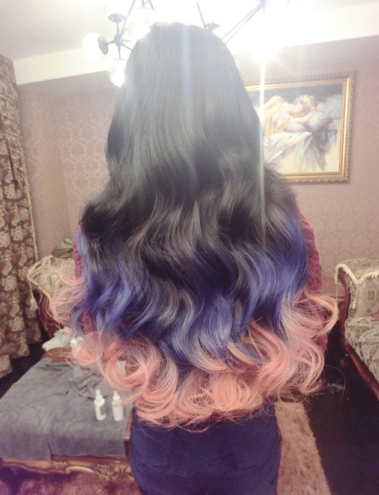 Фиолетовые и персиковые концы волос брюнетки