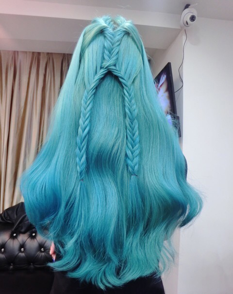 Голубые волосы и коса надвое