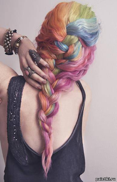 Разноцветные пряди в густой косе девушки