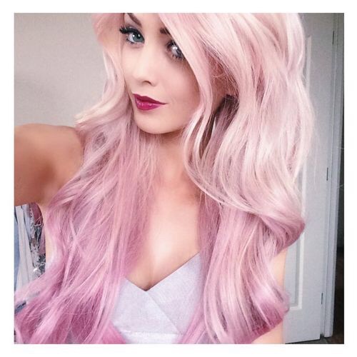 Голубоглазая девушка с длинными розовыми волосами