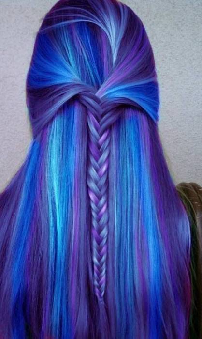 Сине-фиолетовые волосы с косичкой