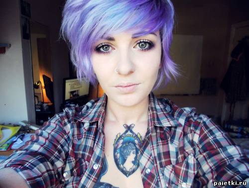 Девушка со стрижкой с фиолетовыми волосами