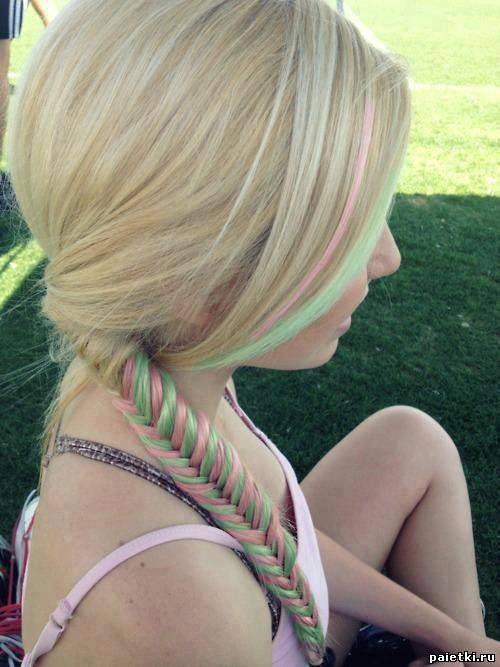 Блондинка с розовыми и зелеными прядками в косе