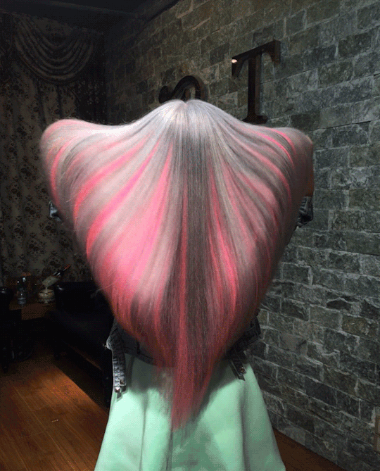 гиф Розовые пряди на длинных волосах