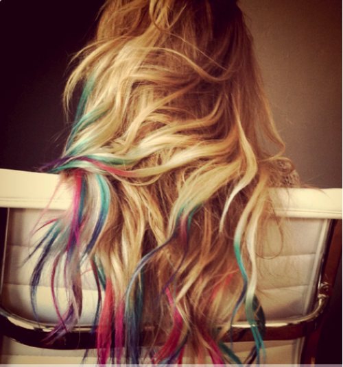 Разноцветные пряди на светлые волосы