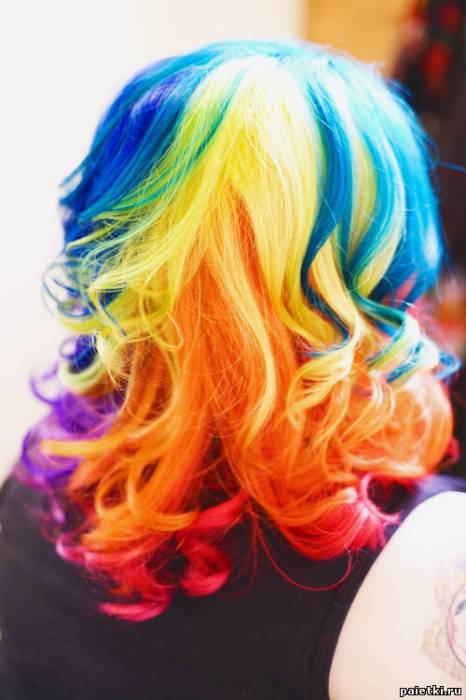 Яркие разноцветные прядки волос