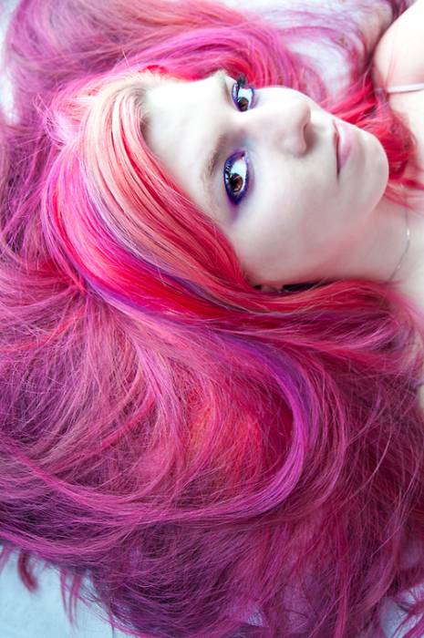 Розовые волосы с фиолетовыми прядками
