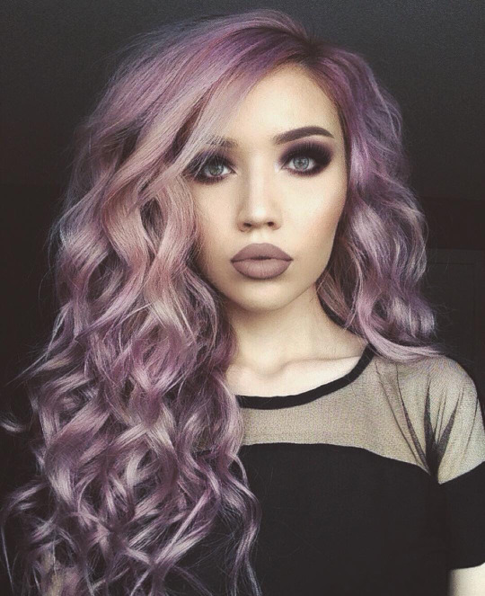 Длинные фиолетовые волосы и красивый макияж