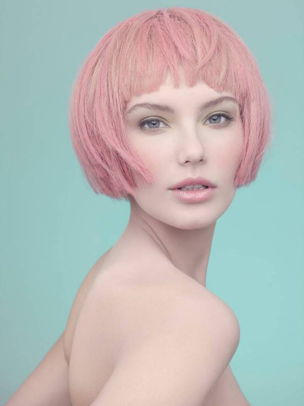 Девушка с розовыми волосами с каре