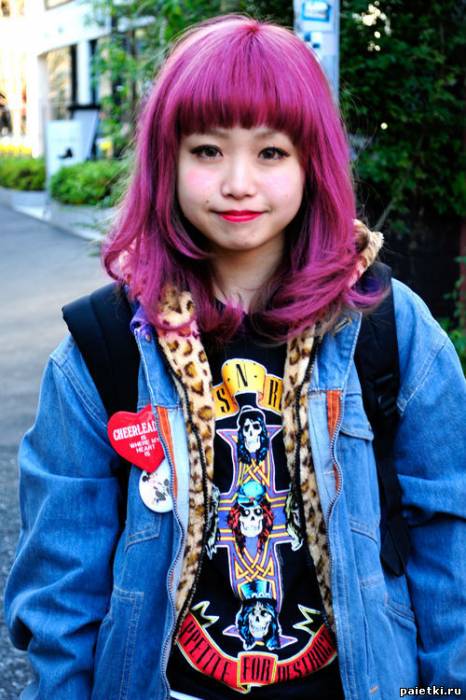 Девушка с лиловыми волосами на каре