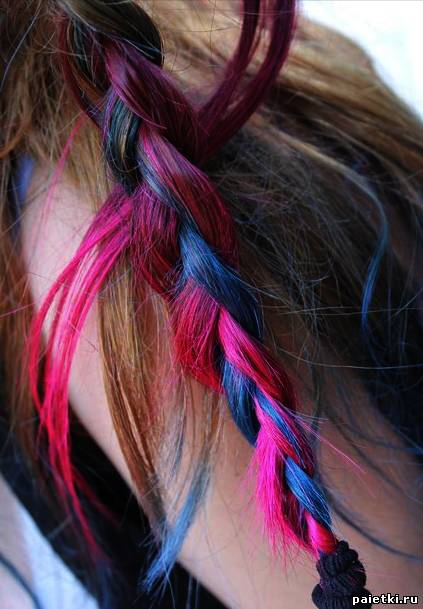 Разноцветные прядки волос,заплетенные в косичку