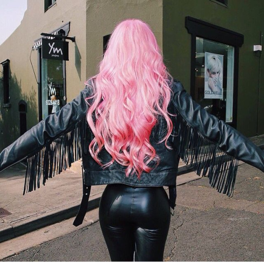 Девушка с длинными розовыми волосами