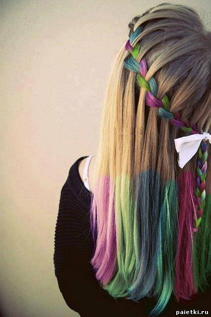Прическа с плетением и цветные прядки волос