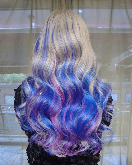 Синие и фиолетовые пряди волос