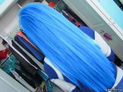 Длинные прямые синие волосы девушки