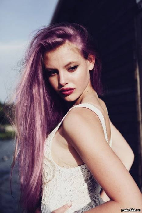 Девушка с длинными фиолетовыми волосами