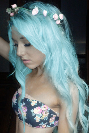 Юная девушка с голубыми волнистыми волосами