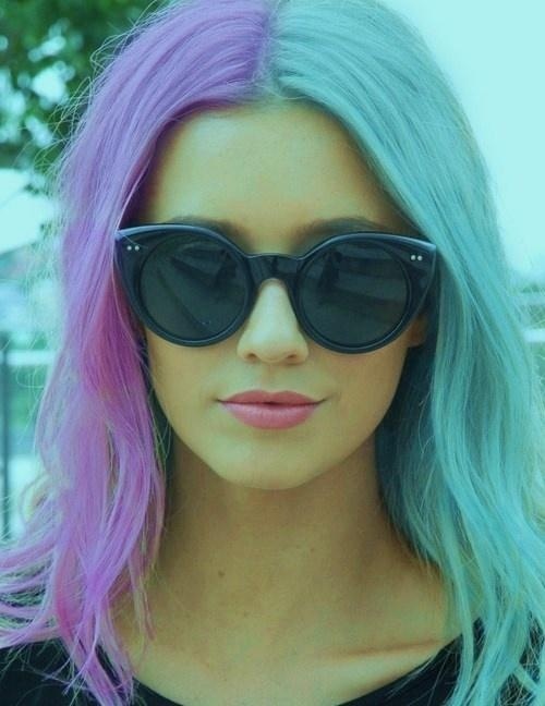 Половина фиолетовых волос и половина голубых