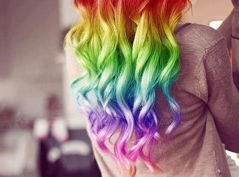 Радужные пряди волос девушки