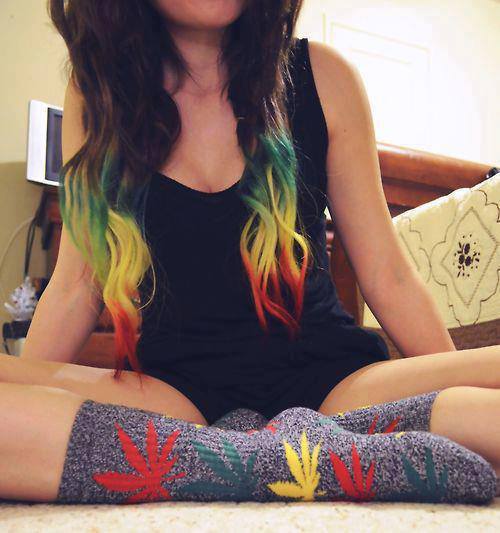 Разноцветные кончики волос и прикольные носки