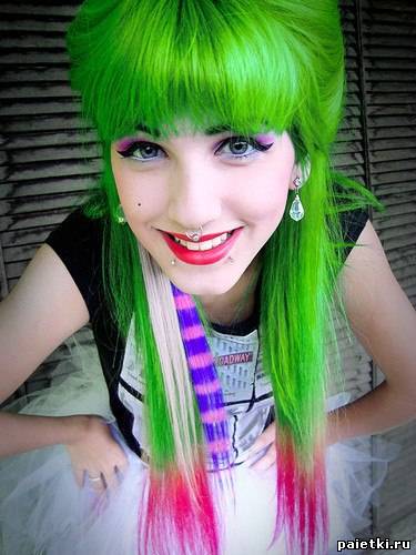 Яркие зеленые волосы с розовыми кончиками
